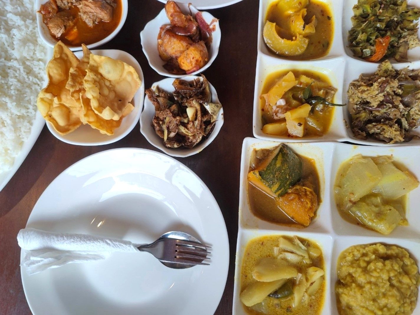 Lucky fort restaurantで10種類のスリランカカレー【スリランカ・ゴール】